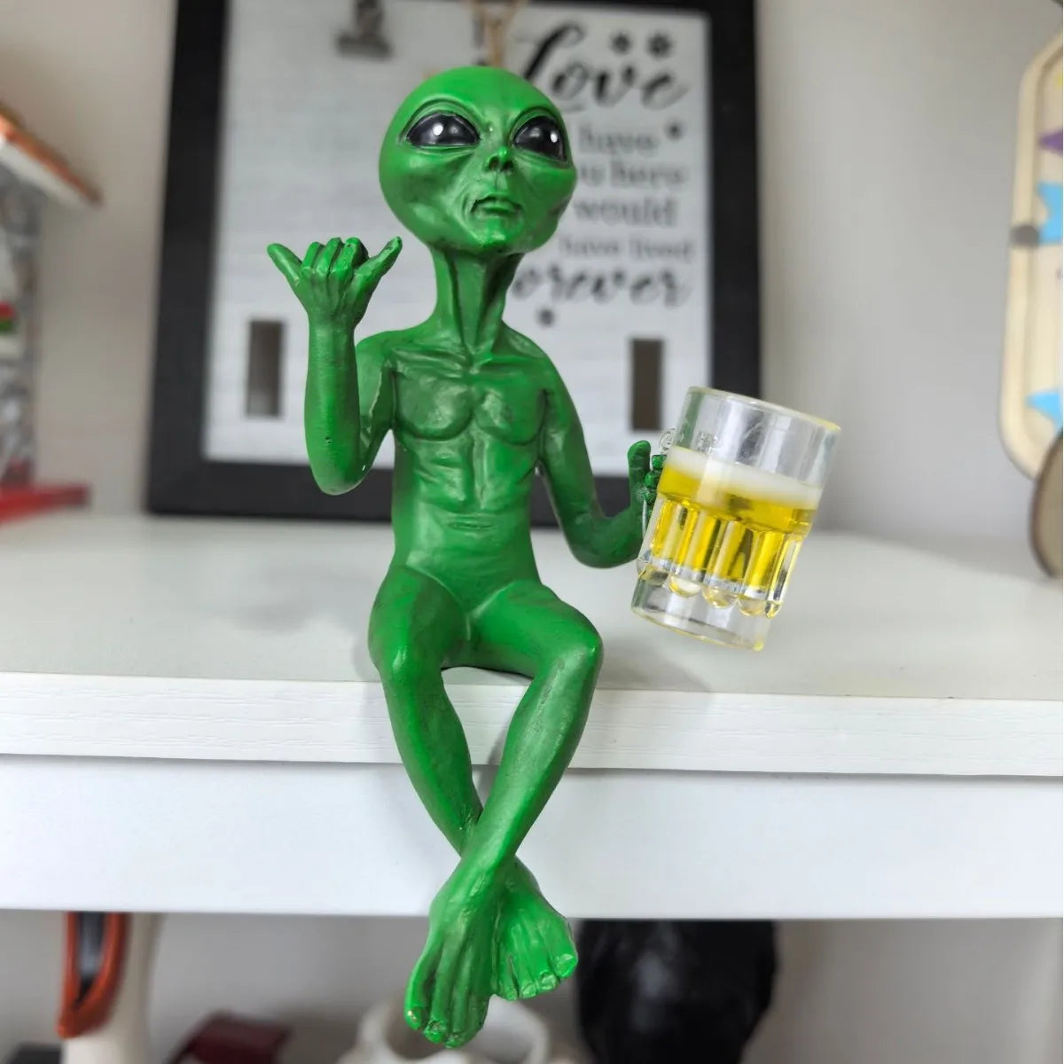 Figura Alien con Cerveza – Decoración Extraterrestre y Divertida